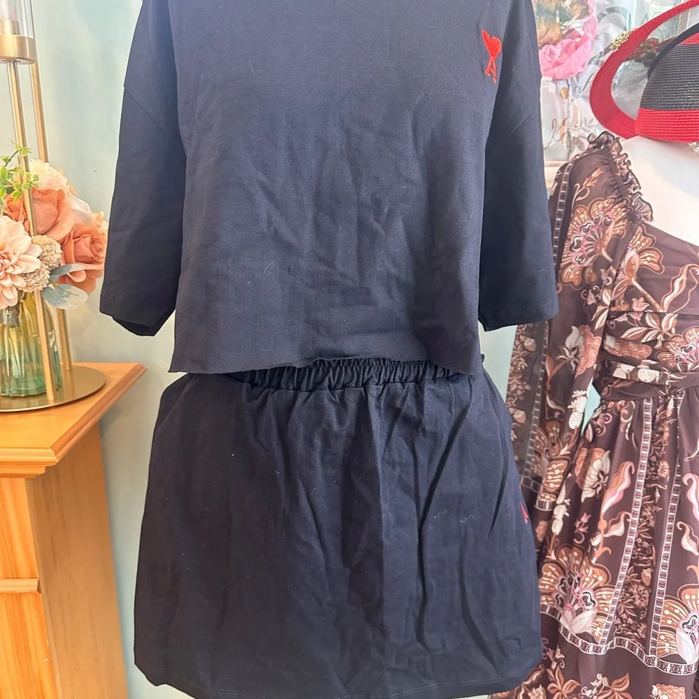 Black Women's Elastic-Waist Skirt with Red Heart Detail - Picture 6 of 13